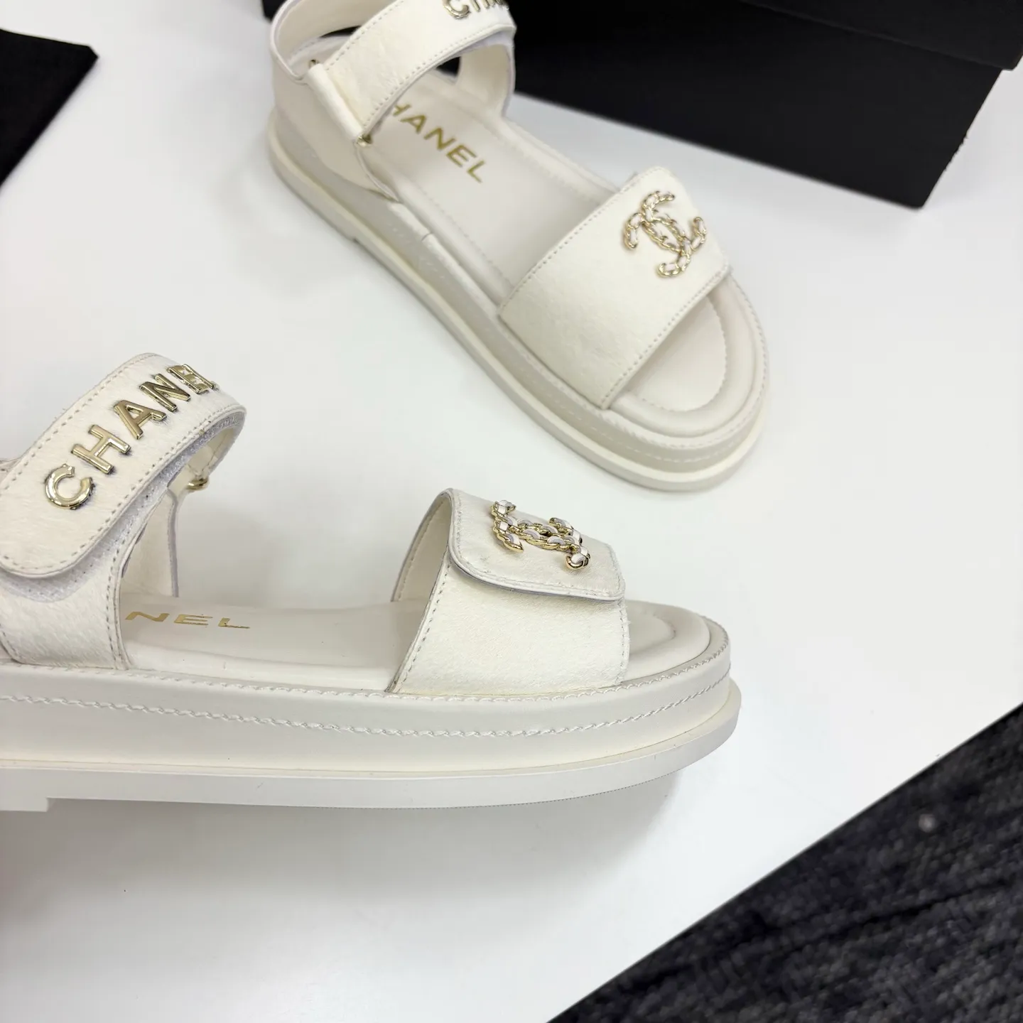 👟👟Ex-factory price 560👟👟Chanel Chanel's new early autumn thick-soled sandals are popular on catwalks on major social platforms. One of the most popular sandals at the moment. Soft and comfortable on the feet. Horsehair upper imported from Italy. Sheepskin feet. Original molded outsole Size: 35-40 (41 customized)
